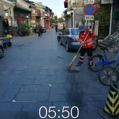 中元寄哀思   环卫清扫忙