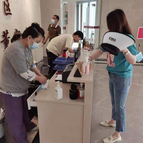 新时代文明实践站 董家店社区开展清洁家园活动