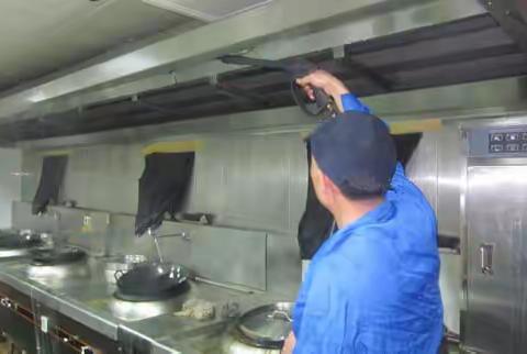 湖南海燕环保♻️友情提示：大型酒店油烟机清洗项目响应国家强制要求：必须定期清洗！