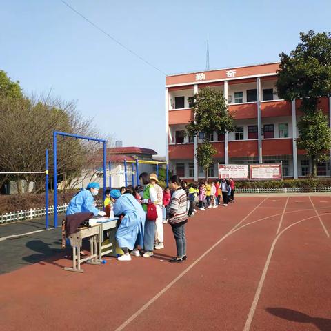 抓好疫情防控，护航校园安全――三台小学全校师生开展全员核酸检测。