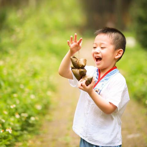 玉粽袭香千舸竞，艾叶黄酒可驱邪。骑父稚子香囊佩，粉俏媳妇把景撷。