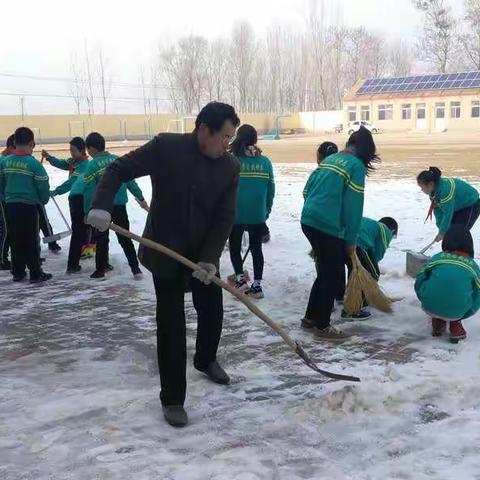 八屯小学师生除雪拓地