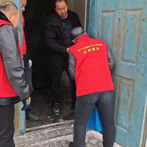 新民社区党支部开展“因‘志’而行·为‘愿’而动”新时代文明实践志愿服务活动。