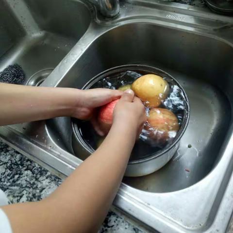 帮妈妈洗水果，妈妈还教我怎么切水果，吃着自己的劳动成果，自己心里美滋滋的