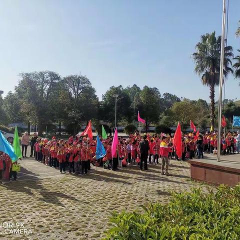 新圩镇古定小学“恰同学少年”重阳登高活动