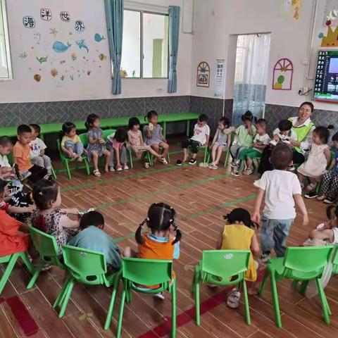 大风车幼稚园 小小班 社会活动《找一双》