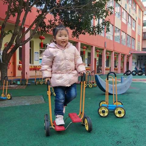 大风车幼稚园 小小班【我和滑滑梯有个约会】