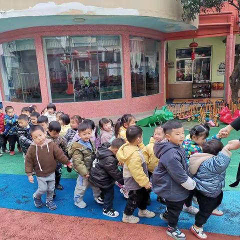 大风车幼稚园小小班 第二周《好朋友，手拉手》