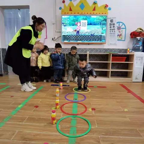 大风车幼稚园 小小班 体能训练【呼啦圈小游戏】