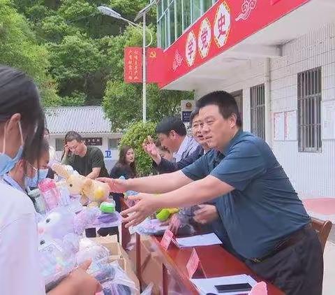 爱心企业进丰收   公益助学送温暖