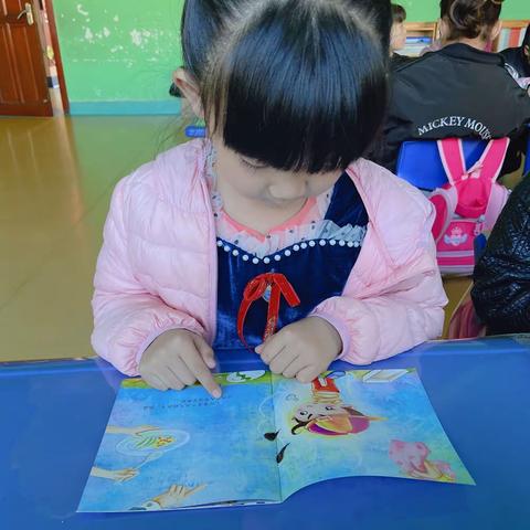 看看我们宝贝认真读书的样子🎓🎓