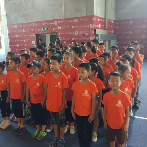 相聚冰雪世界——二年级好学班