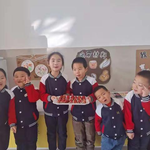 丰富多彩的幼儿园生活美厨课——串冰糖葫芦