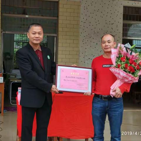 春意朝阳，凤凰展翅——著名诗人根源到石龙中学作报告