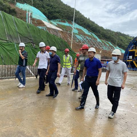 区质安站谢凡站长带队检查通港大道建设工作