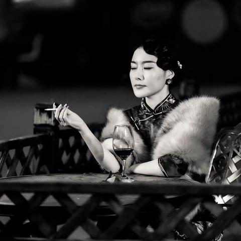 素雅旗袍展妩媚