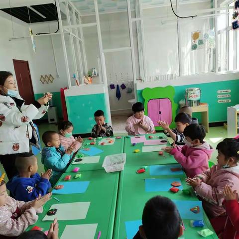 乌兰哈达幼儿园——中班——春暖花开，有画相伴，寓教于乐，家园同成长。