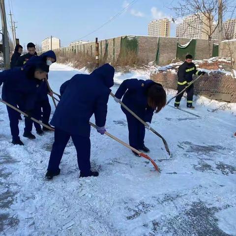 罗城街消防救援站积极开展扫雪除冰活动