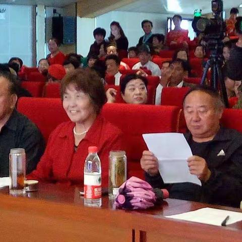 庆祝双节在亳州市文化馆举行大行活动，参加人员有五百余人，文演二十多只队伍圆满成功！