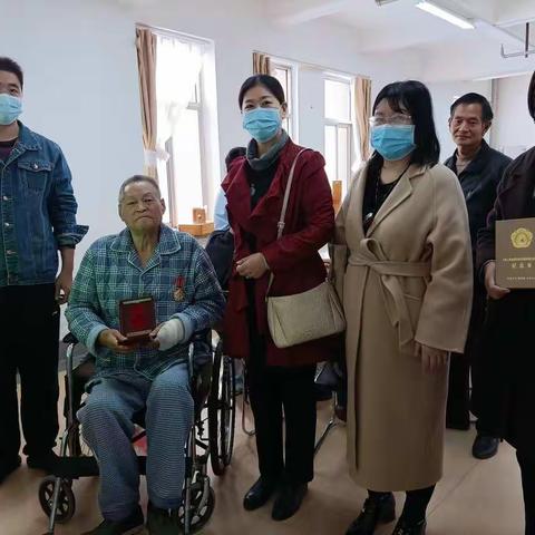 新乡市南干道干休所为参加抗美援朝人员发放“中国人民志愿军抗美援朝出国作战70周年”纪念章