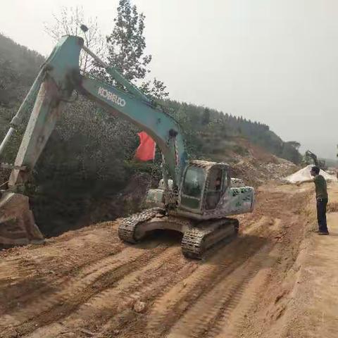 -------新时代的建设者。《公路养护工》