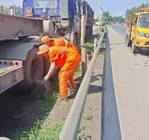 爱路、护路、养路任劳任怨奉献自己。——公路人