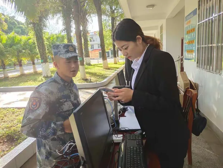 网金团队、信用卡中心现场为部队官兵通过码上赢办理军魂卡、融e借、e生活注册、一键绑卡、业务咨询等