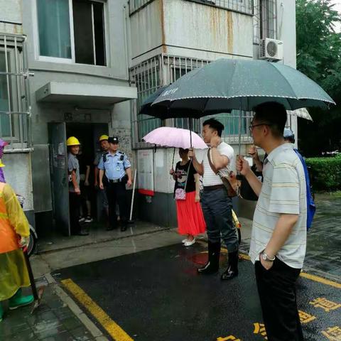 风雨无阻拆群租 众志成城抓整治