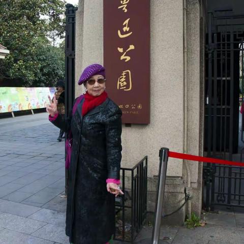 开心人快乐每一天。