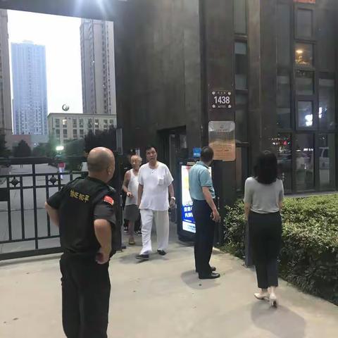 8月14日晚，长延堡街道值班人员认真落实夜查制度