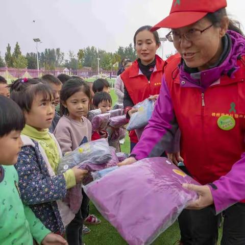 2019德州市绿丝带志愿者武城捐衣服活动