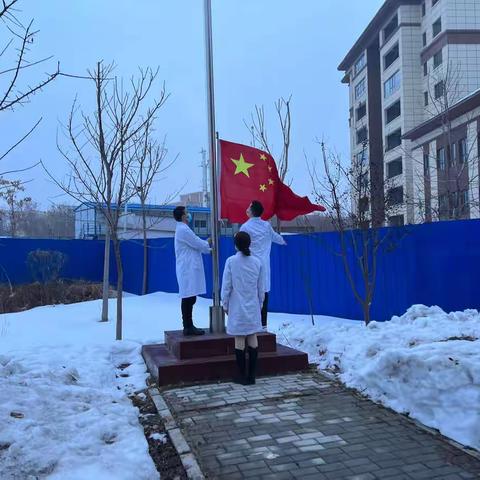 伊宁市妇幼保健院举行升国旗仪式