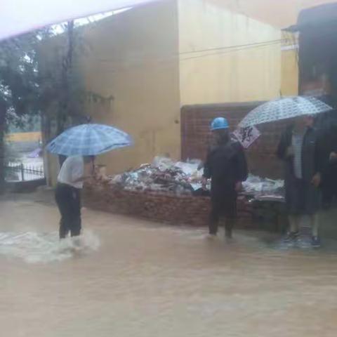 在暴风雨中前进的刘家庄小学