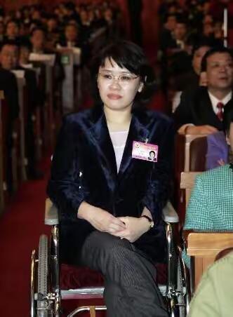 不屈并美丽着—张海迪