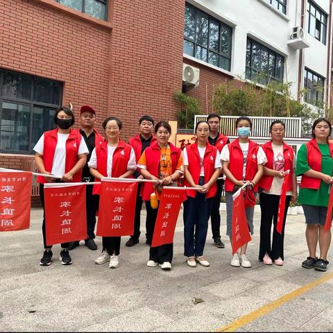 “风雨无阻，为爱护航”—濮阳市实验小学四（14）班二组最美路队执勤家长
