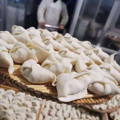 暖情有趣 爱在校园 ----莒县希望学校吃饺子喽！