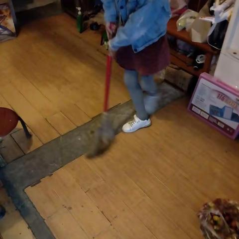 实验二小四二班开展“日行一善，月习一德”道德养成教育系列活动，四二班同学积极行动！