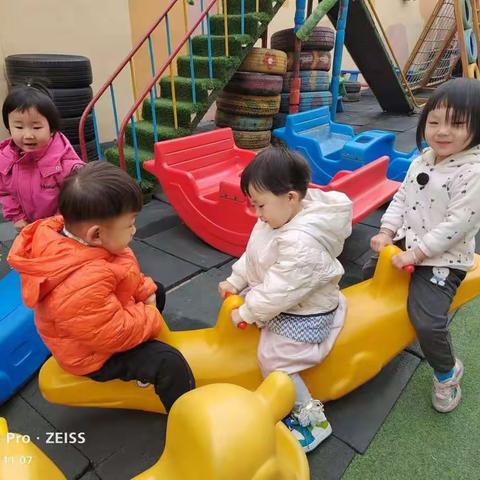 摇木马—火青综幼儿园宝一班户外活动