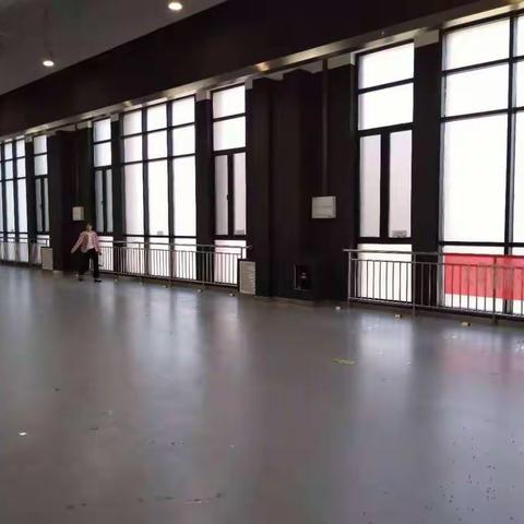 和妈妈一起工作 见证创业的辛苦与伟大