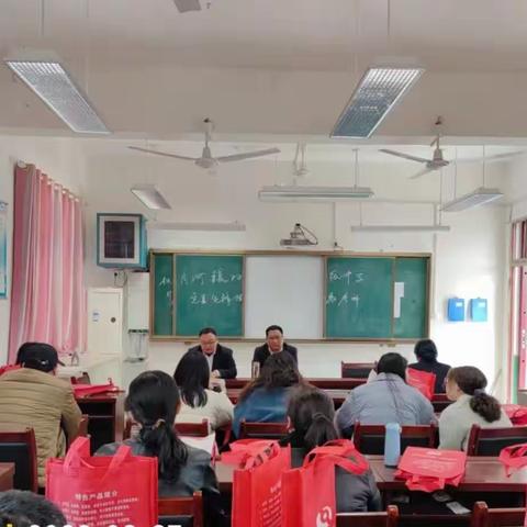 “贷”您所需，享您所想—桐柏农商银行月河支行走进教师团队开展信贷产品宣传