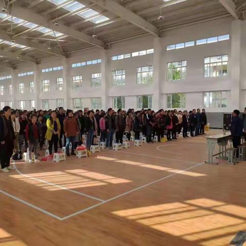 家校携手，共育英才；师生同心，再铸辉煌。——何寨初中八年级家长会掠影