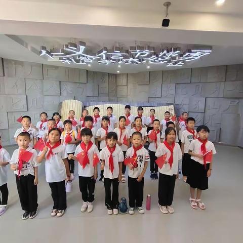 镇南学校师生参观中小学爱国教育基地