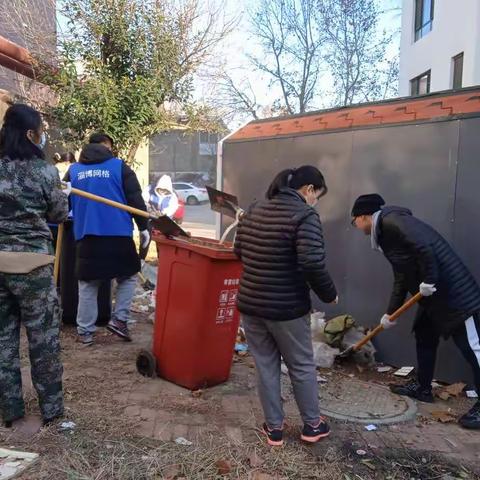 清理小区乱堆乱放   共建美好家园