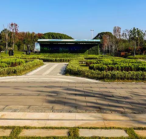 漫步昔日梨园广场今日梨园·漫商业街，体验娱乐和休闲的空间