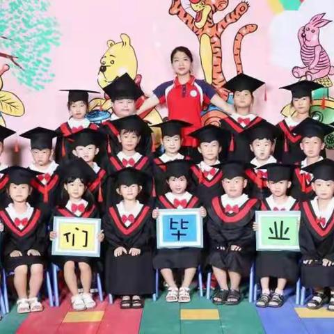 2019年花儿幼儿园大班毕业典礼邀请函