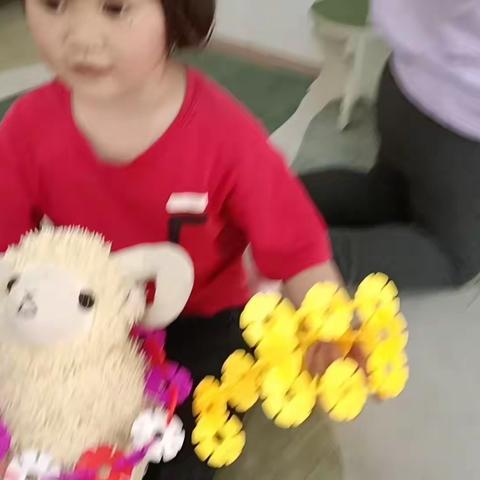 幼儿插塑作品《小羊的眼镜和花环》