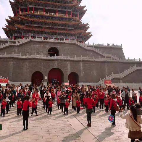 月亮🌙班的宝贝们，个个神采奕奕。🍁在这个秋高气爽，风轻云淡，气候宣人的季节里，充满了喜悦的气息！