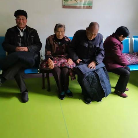 “棉衣御寒冬，爱心暖夕阳”—两亭敬老院给老人发棉衣送温暖