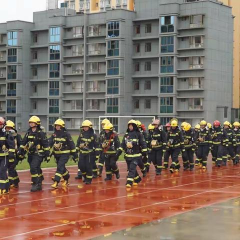 大雨淋湿战斗服 浇不灭培训热情 完成火场内攻专业培训考核