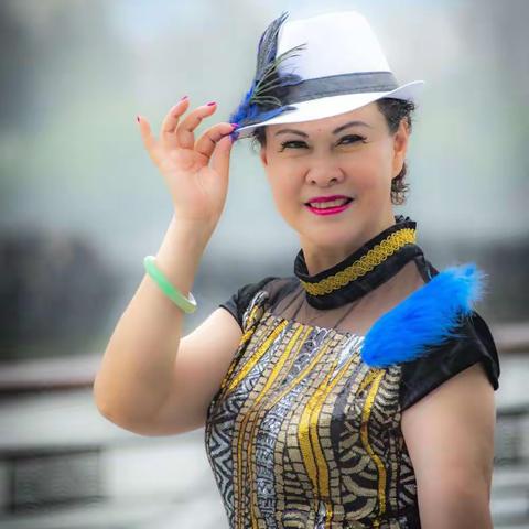 人们在秋雨中的北外滩